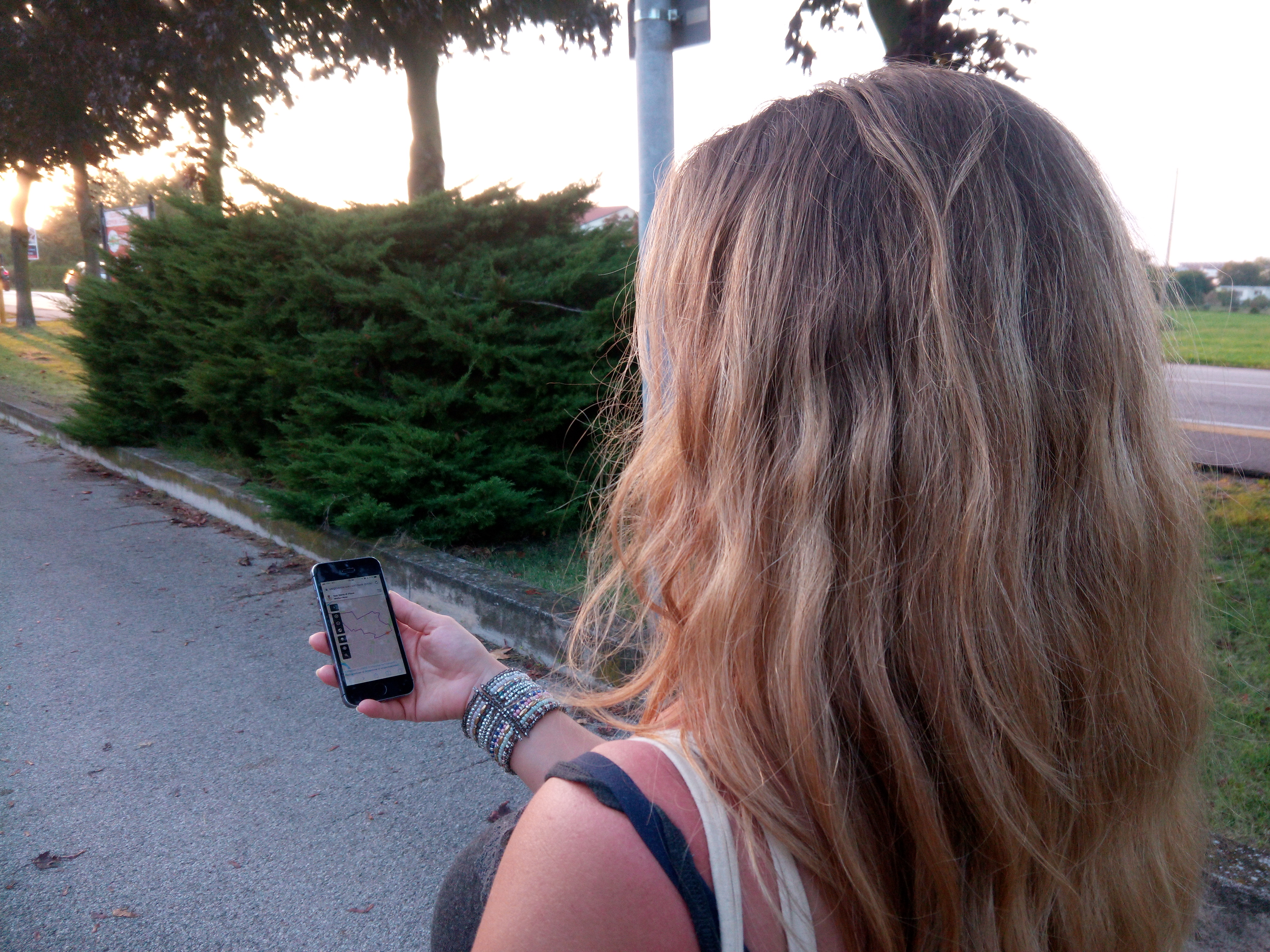 Fille avec téléphone à l'aide de CM